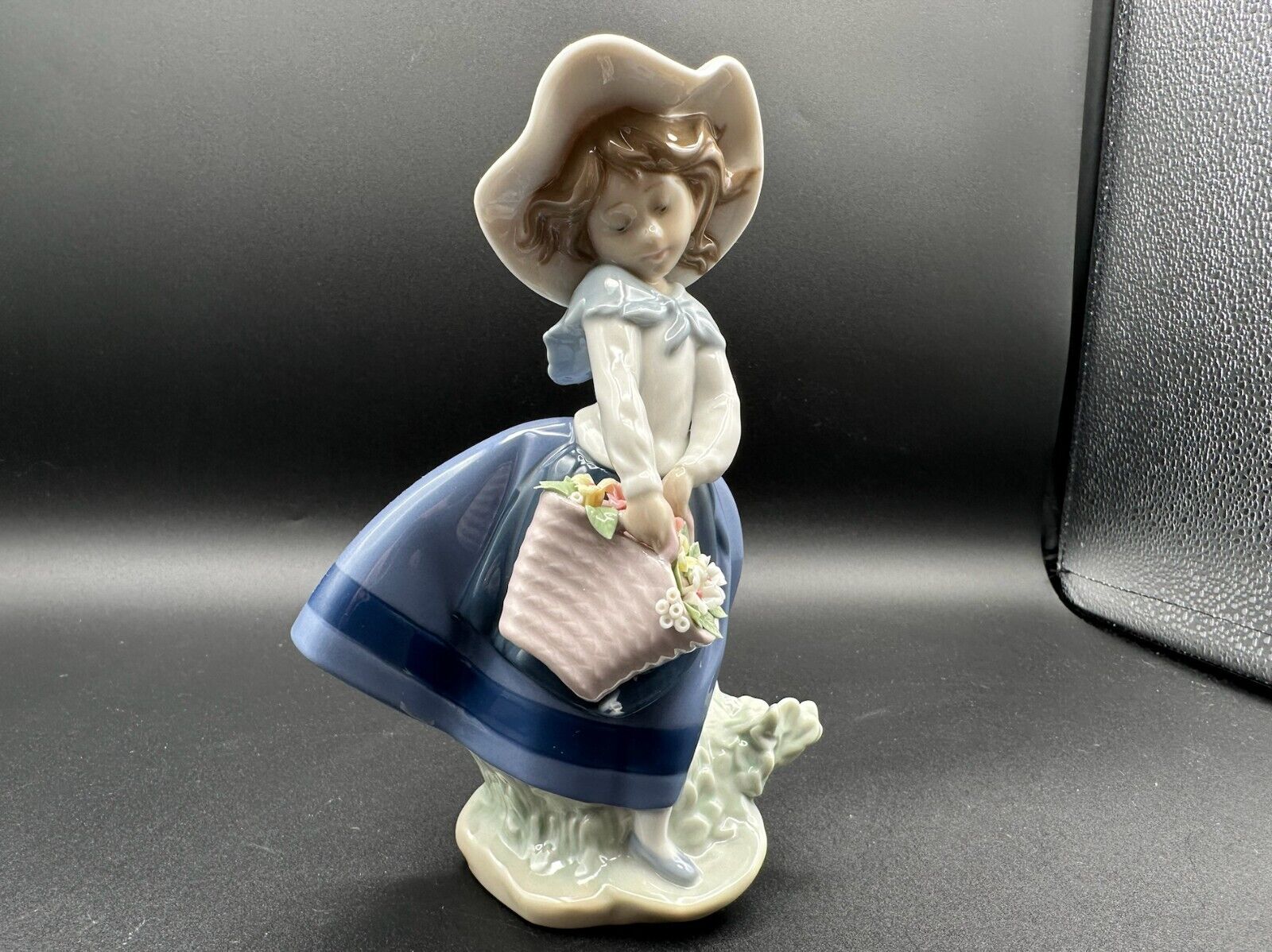Signed LLADRÓ #5222 Pretty Pickings of a Girl Figurine, Girl w/Flowers, MINT