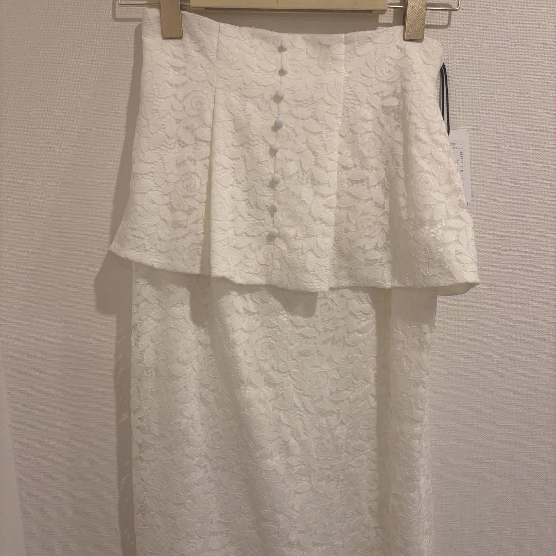 Her lip to the Rosa Lace Peplum Skirt.