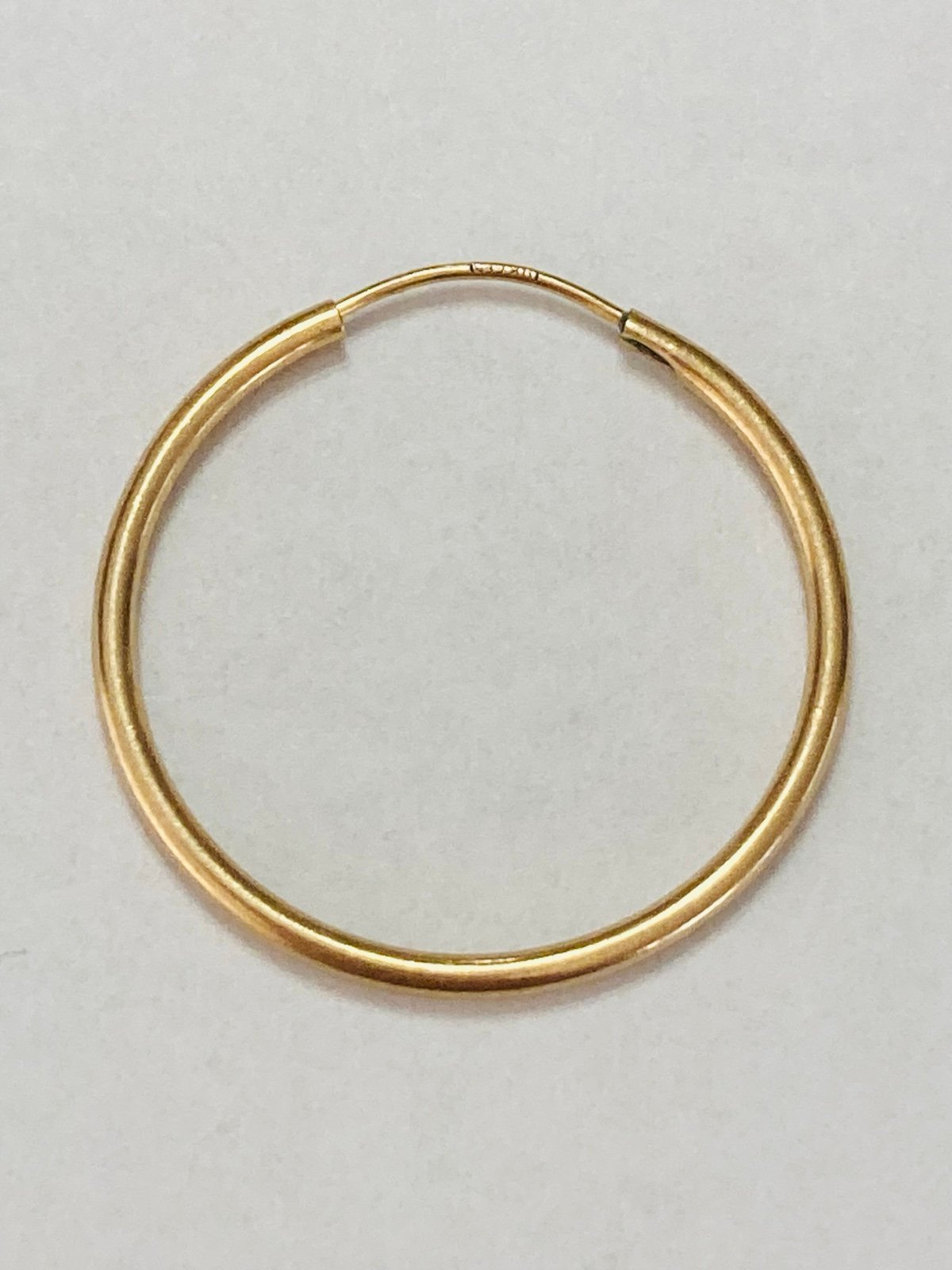 Single 14kt yellow Gold hoop earring