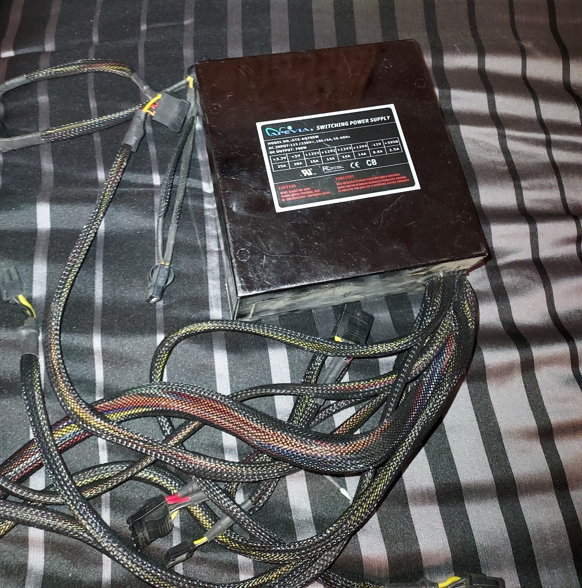 Apevia 700 w switching power supply