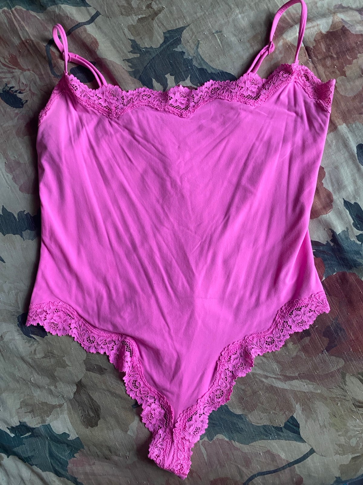 SKIMS Women’s Pink Lace Trim Bodysuit Size Large **ONLY WORN ONCE**