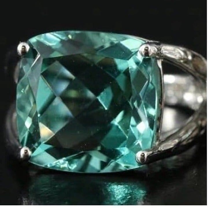 Sterling silver green gemstone cocktail ring size 7 excellent condition