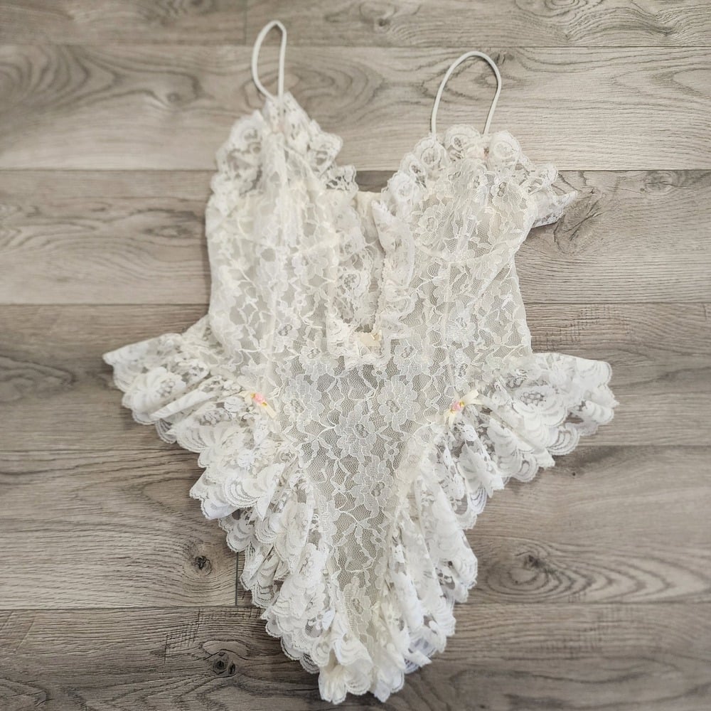 Vintage TOSCA IVORY FRiLLY RUFFLED LACE TEDDY BODYSUiT ROMPER PLAYSUiT SIZE M