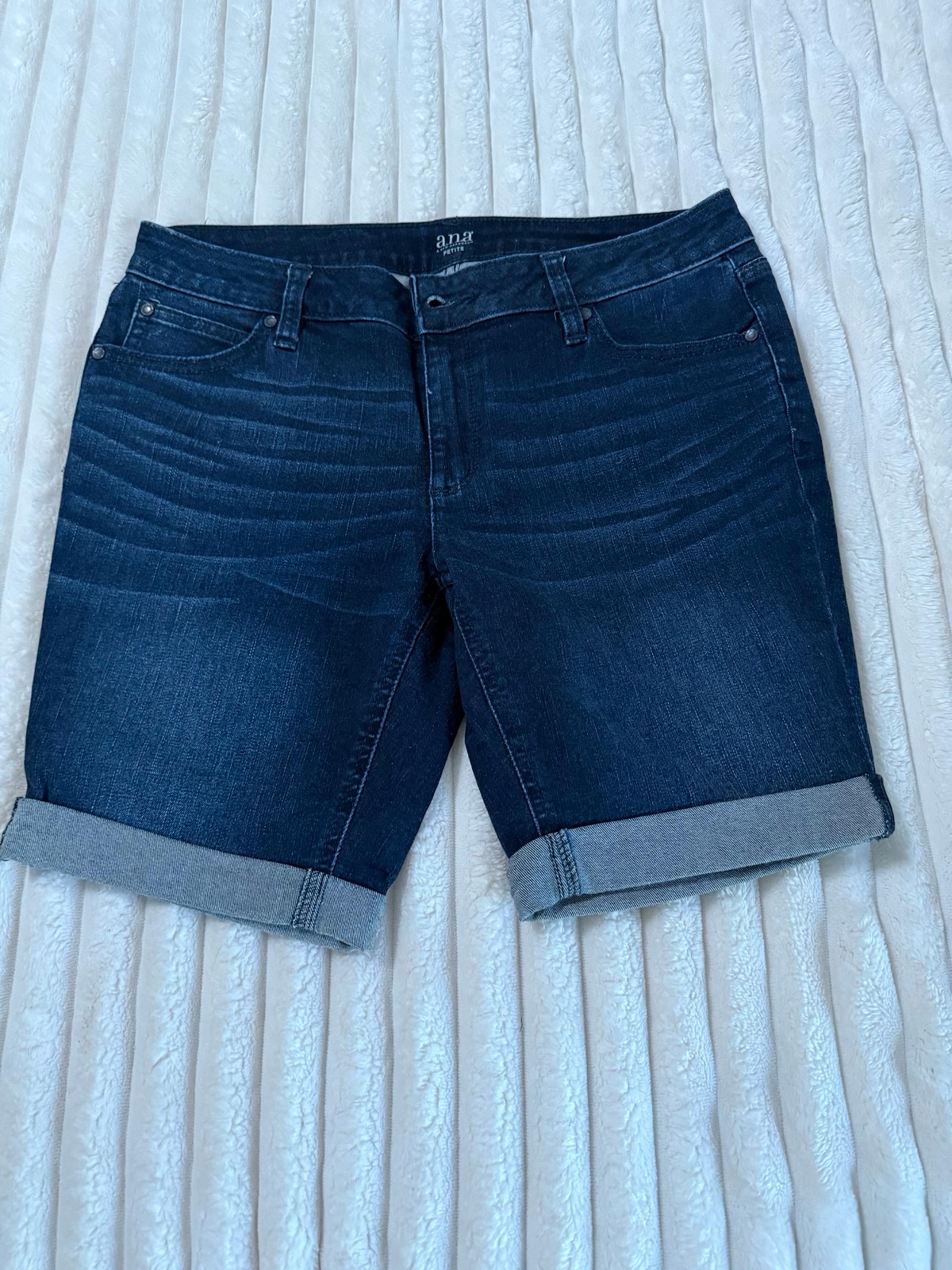 a.n.a Women’s Bermuda Shorts Size 6 Petite summer fashion￼