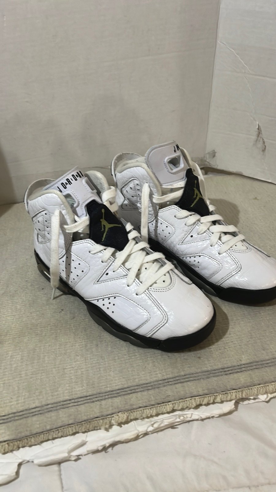 Jordan 6 Retro Size 6.5 youth good Condition