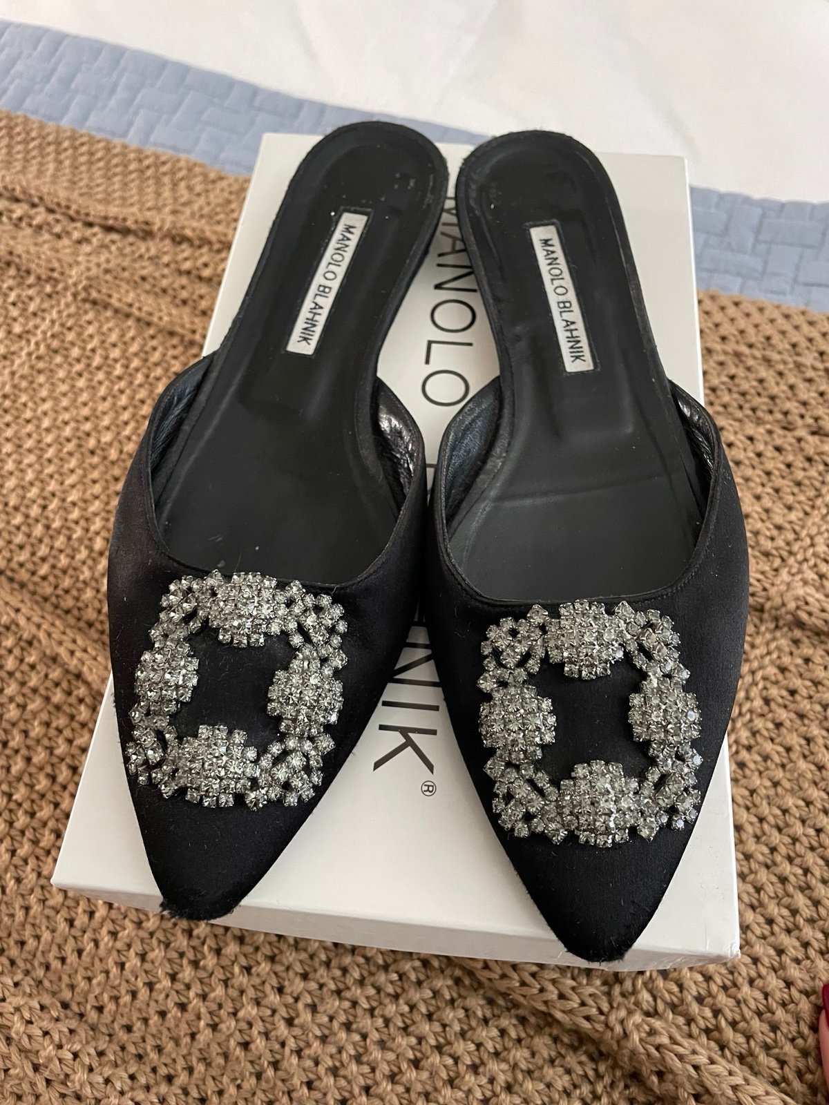 Manolo Blahnik Nero Satin Hangisi flats