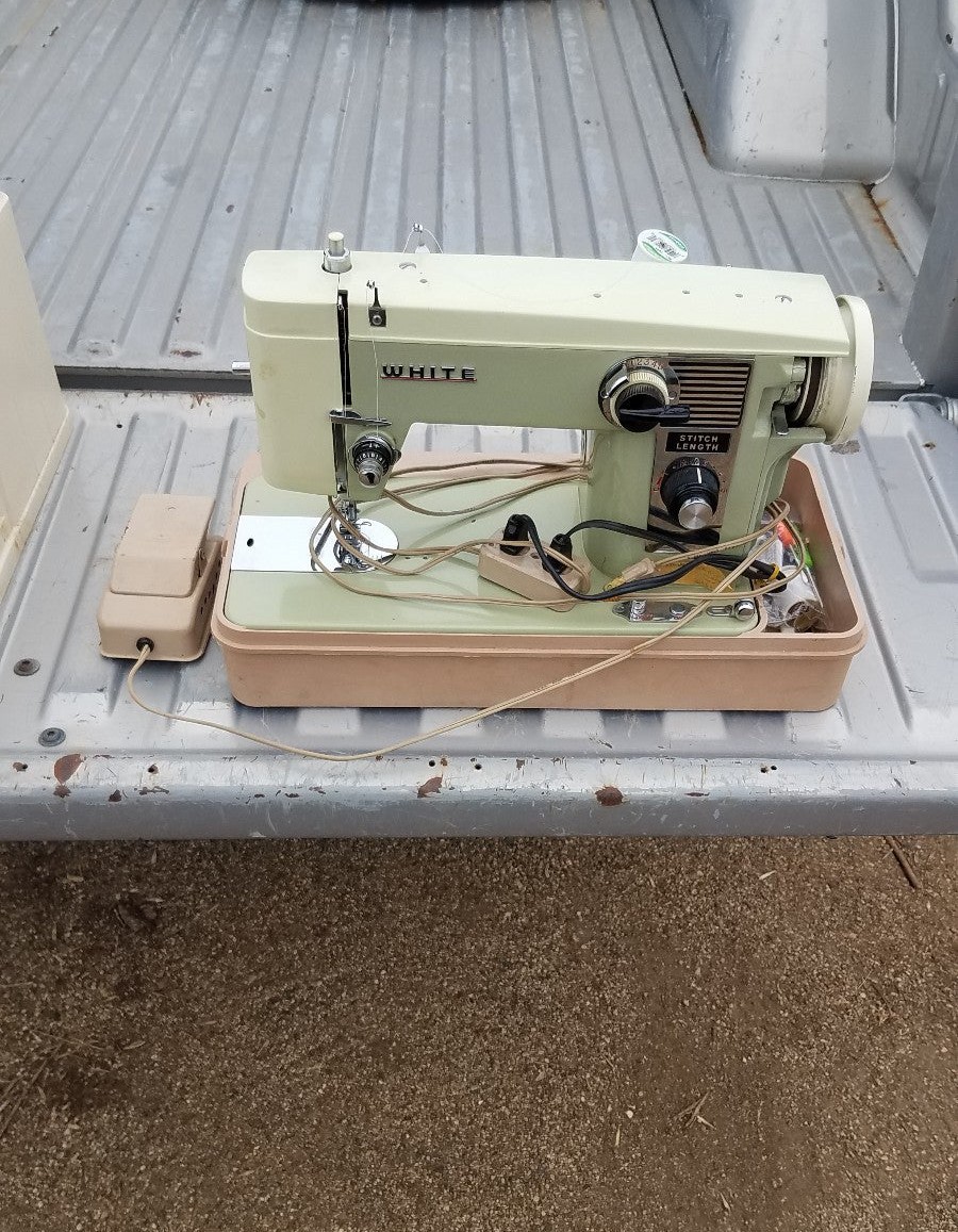 VINTAGE WHITE SEWING MACHINE Model 527