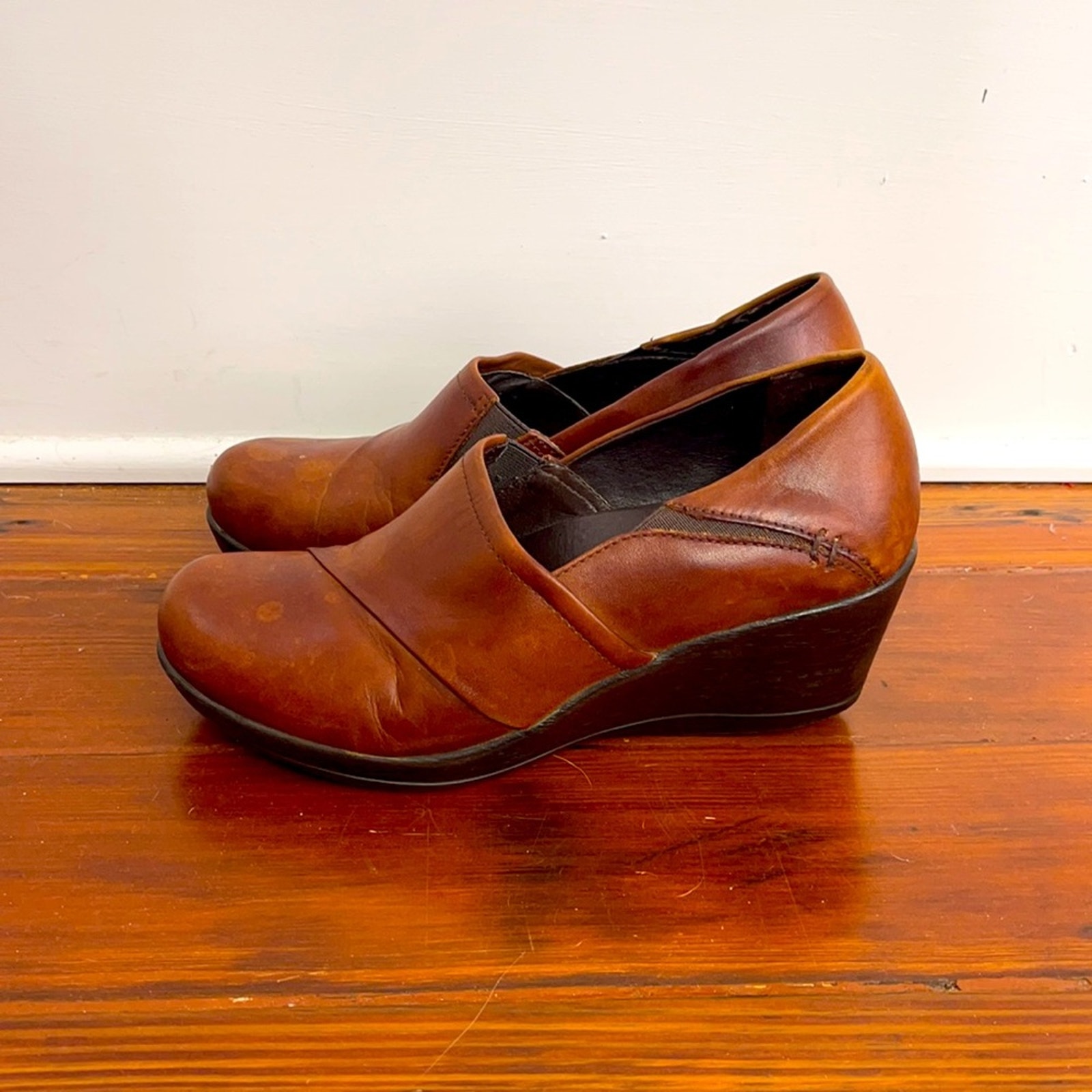 Dansko Rosaline leather slip on wedge clogs sz 37