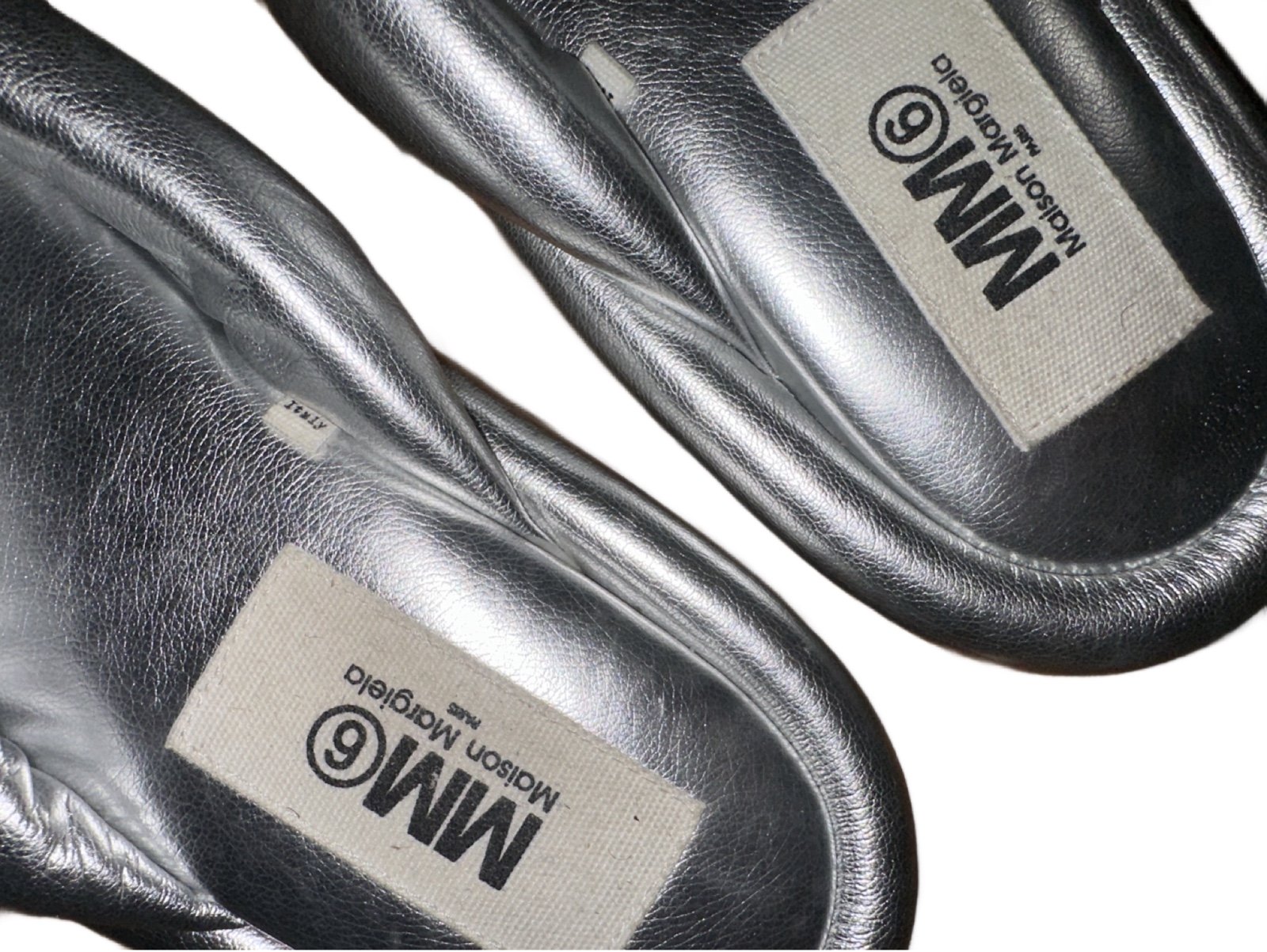 メゾンマルジェラ MM6 LAMINATED FAUX LEATHER FLIP FLOP MAISON MARGIELA MM6 LAMINATED FAUX LEATHER FLIP FLOP