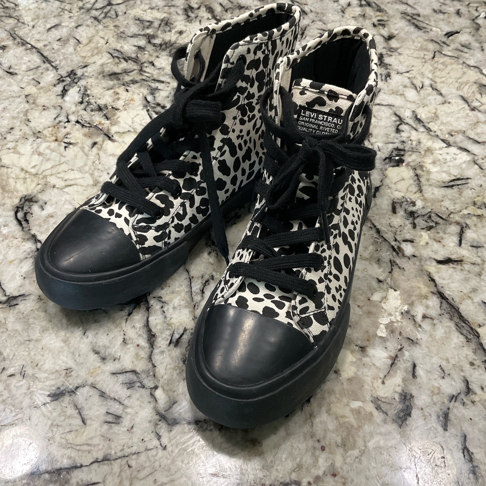 Women’s Levi shoes size 6.5 like new