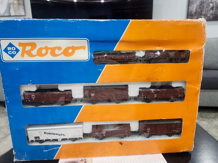 HO HO ROCO 8 PIECE ROLLONG STOCK LIKE NEW FROM RAVEN'S TRAIN STORE