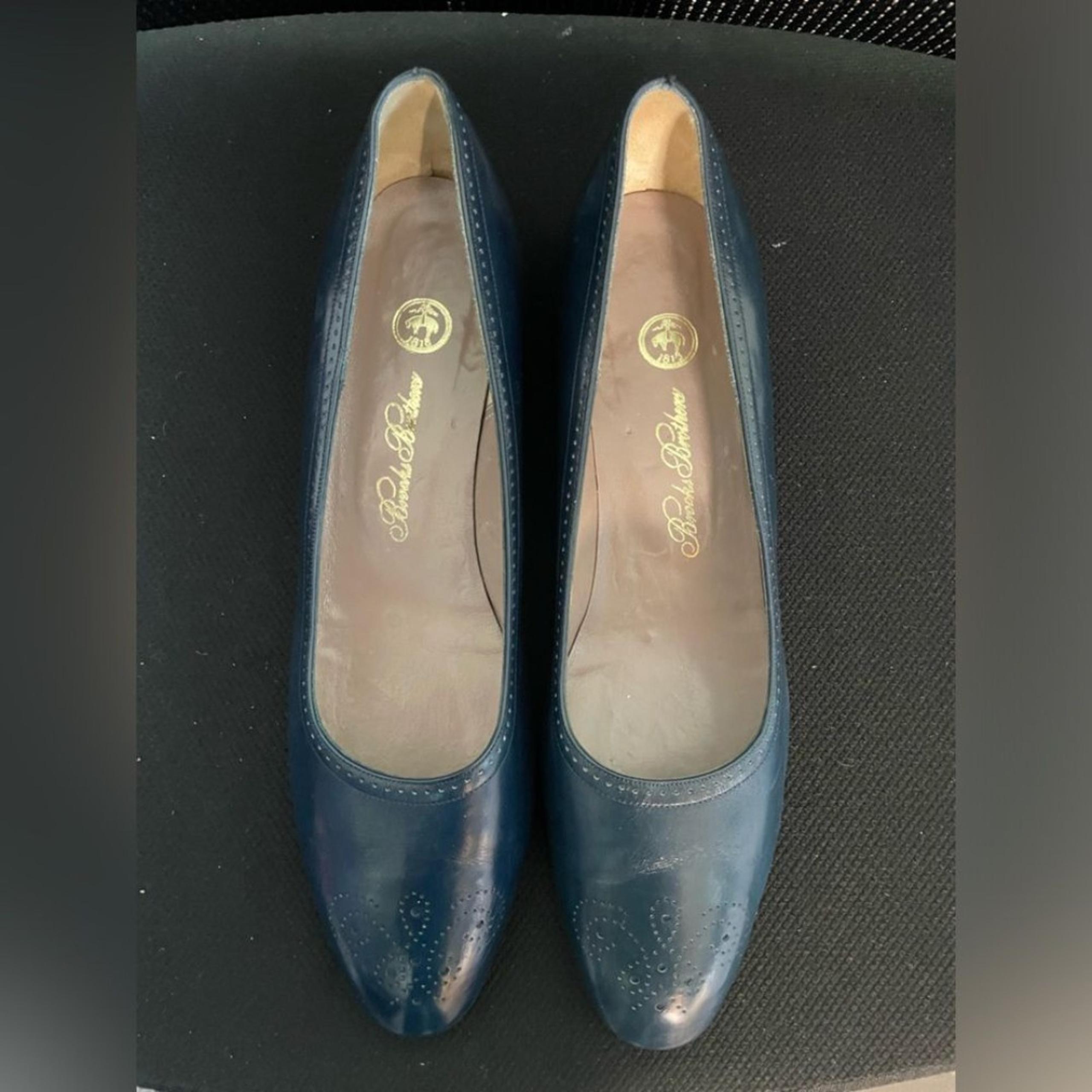 Brooks Brothers Navy Pointelle Design Round Toe Leather Pumps size 9.5