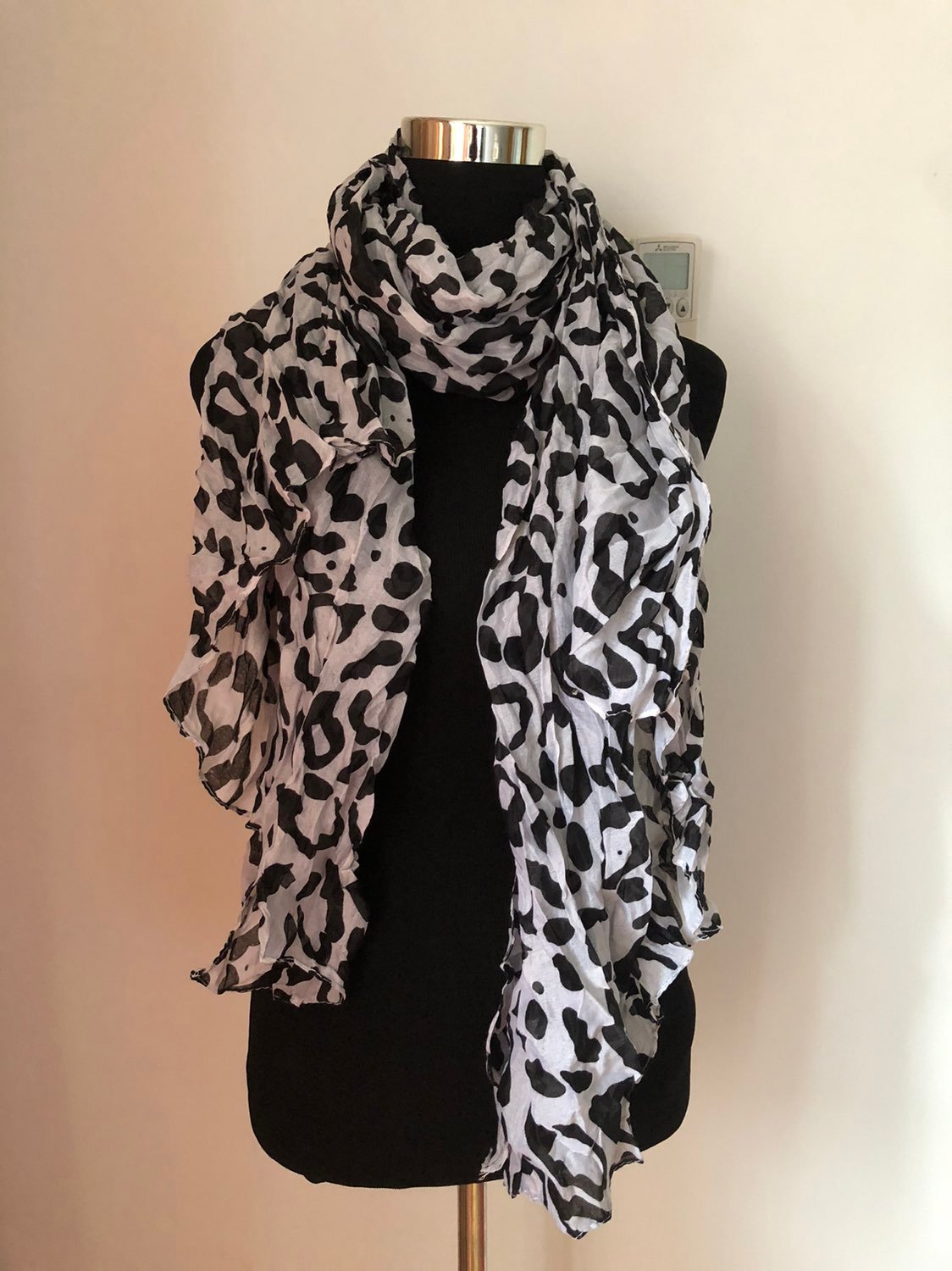 Lot of 25 white leopard scarves