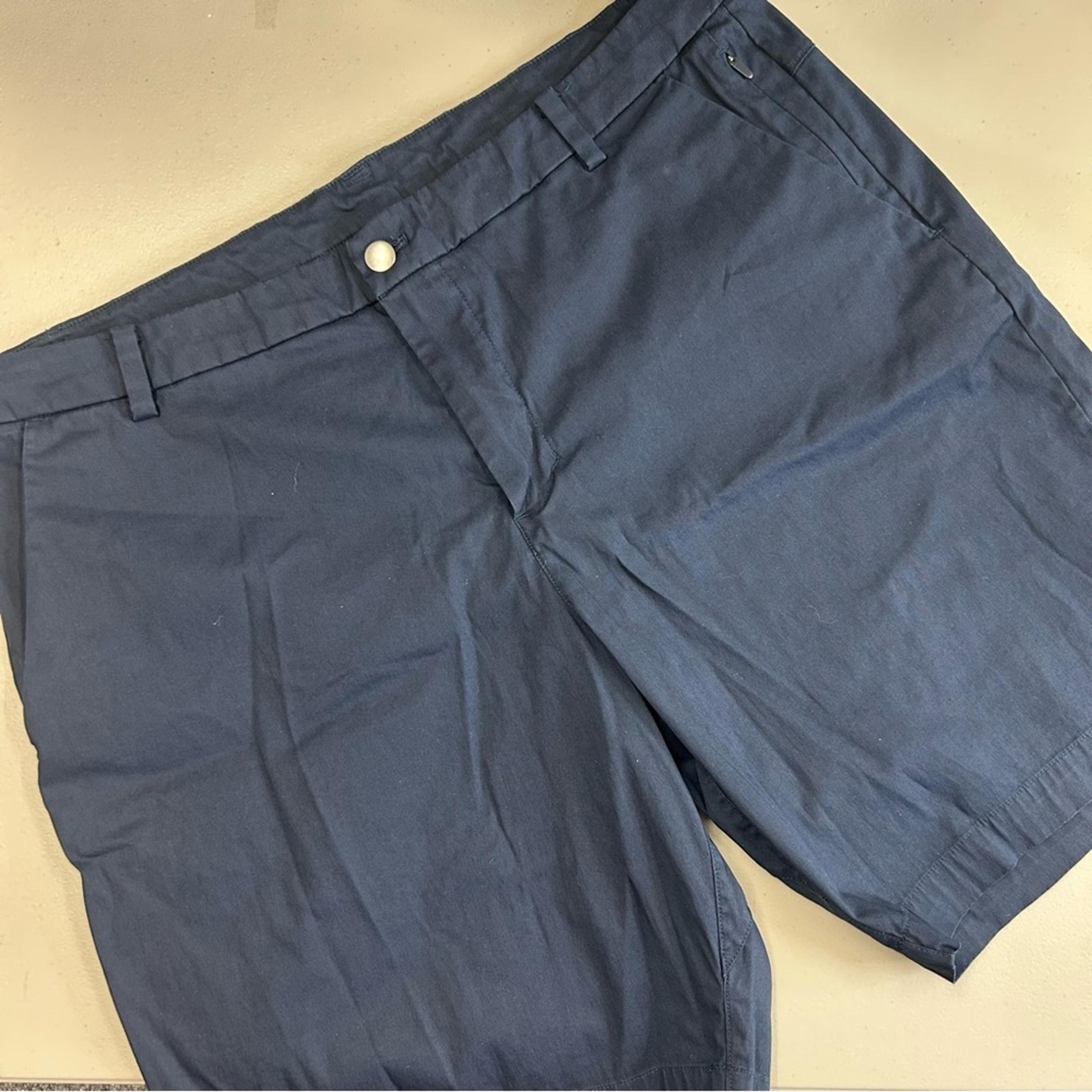 Lululemon Athletic Mens Shorts Navy Blue Pockets Size 38
