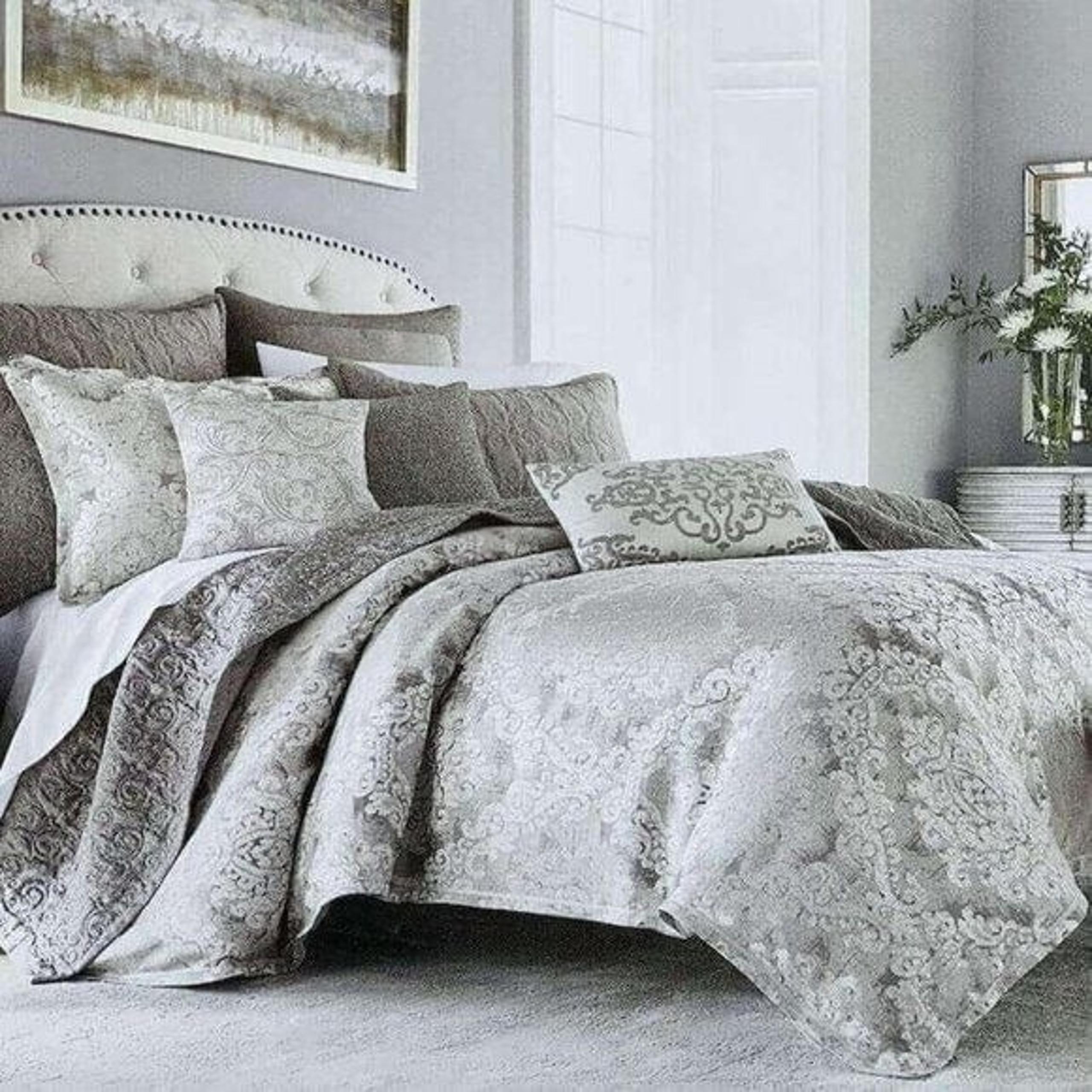 NEW YEAR, NÉW DUVET!!Hotel Collection  Embossed Jacquard Full/Queen Duvet