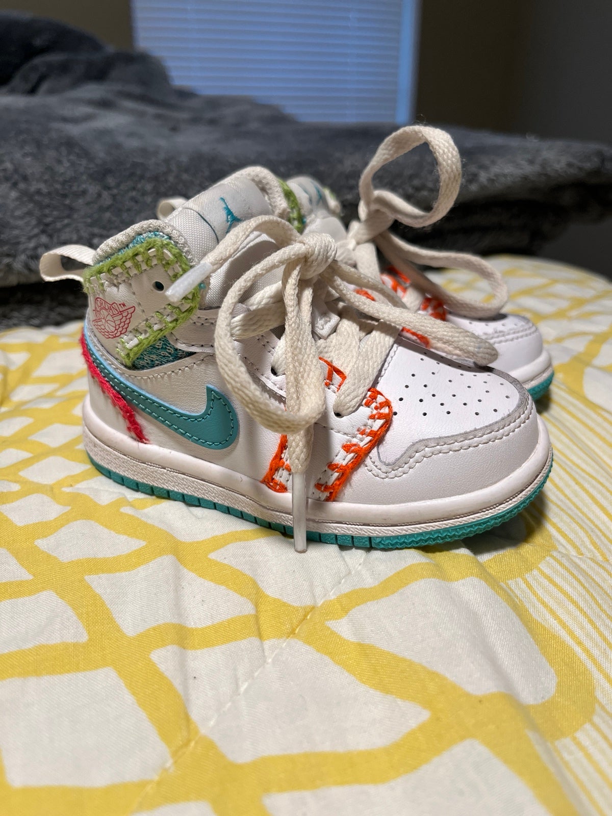 Jordan 1 mid size 5c
