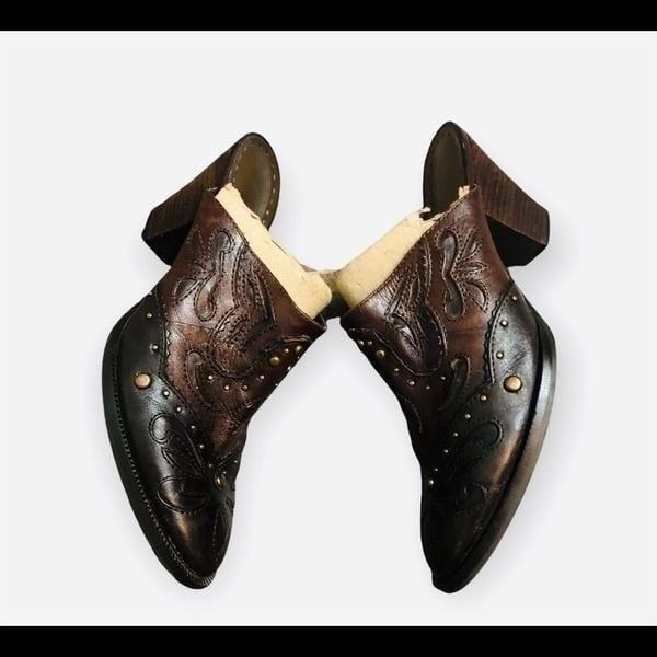 Gianni Bini Frontier mule/clogs. Intricately designed two tones