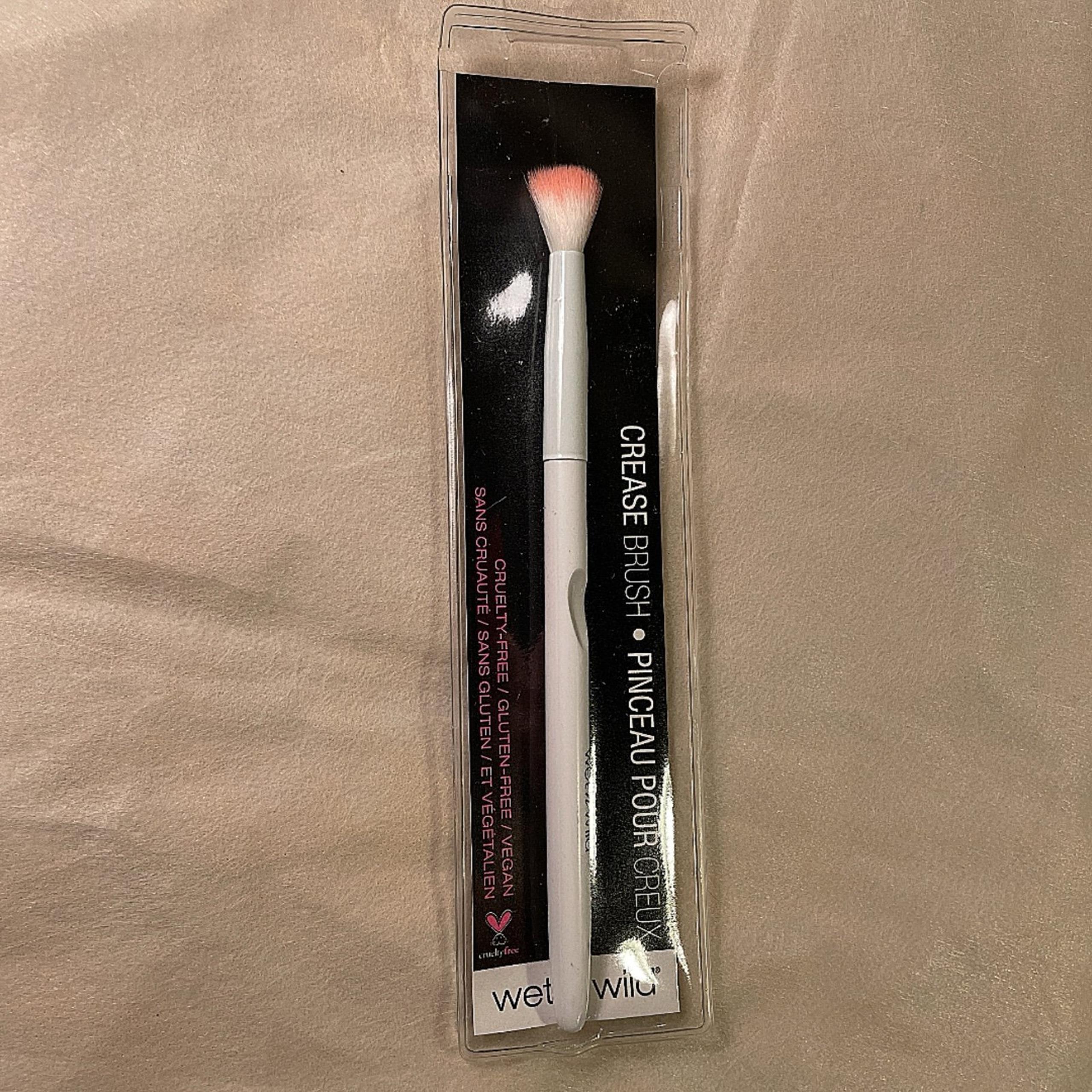 Wet N Wild - Crease Brush (white & pink) C787