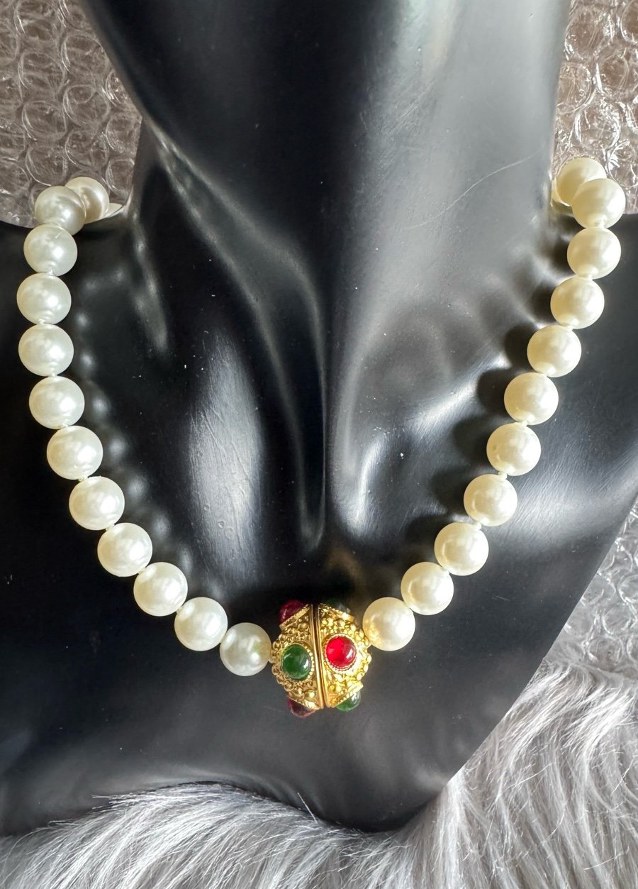 Vintage French-style Gilded Glass Pendant with Retro Pearl Necklace