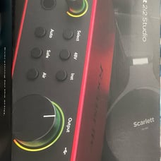 Focusrite Scarlett 2i2 Studio Pack (Gen 4)