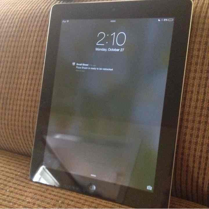 Ipad 2 black 16 GB w/ bluetooth keyboard