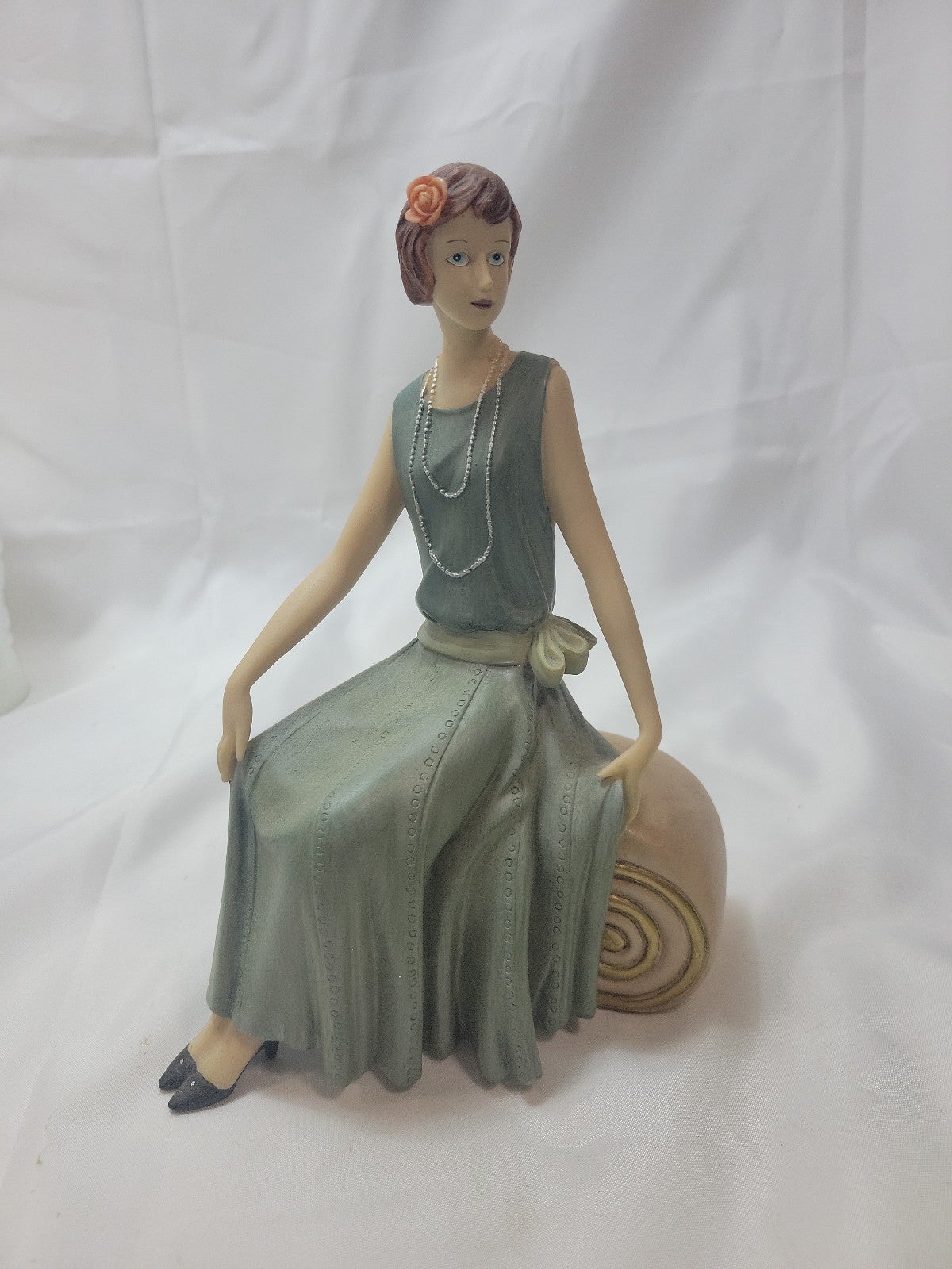 Seated woman statuette.