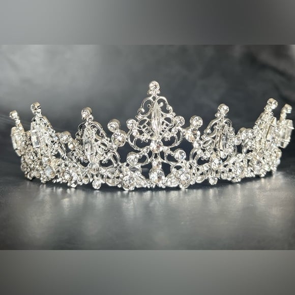 RHINESTONE TIARA T2006 Brand: En Vogue Bridal Style #: T2006