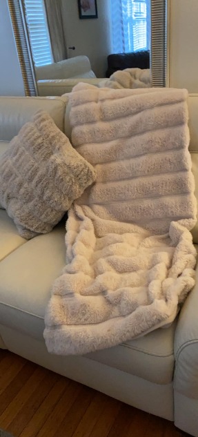 Luxury Soft Faux Fur Throw Blanket for Couch, Warm Cozy Fuzzy Fluffy