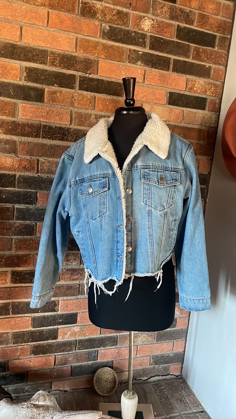 Working title Cropped Trucker Jacket Sherpa Collar Medium Wash