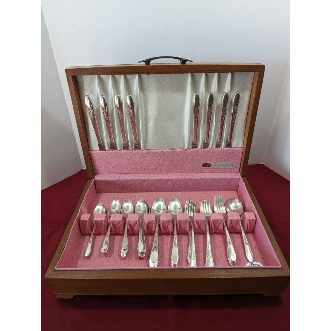 Wm Rogers & Sons Set for 8 Silver Plate Silverware 1941 Gardenia w/Box