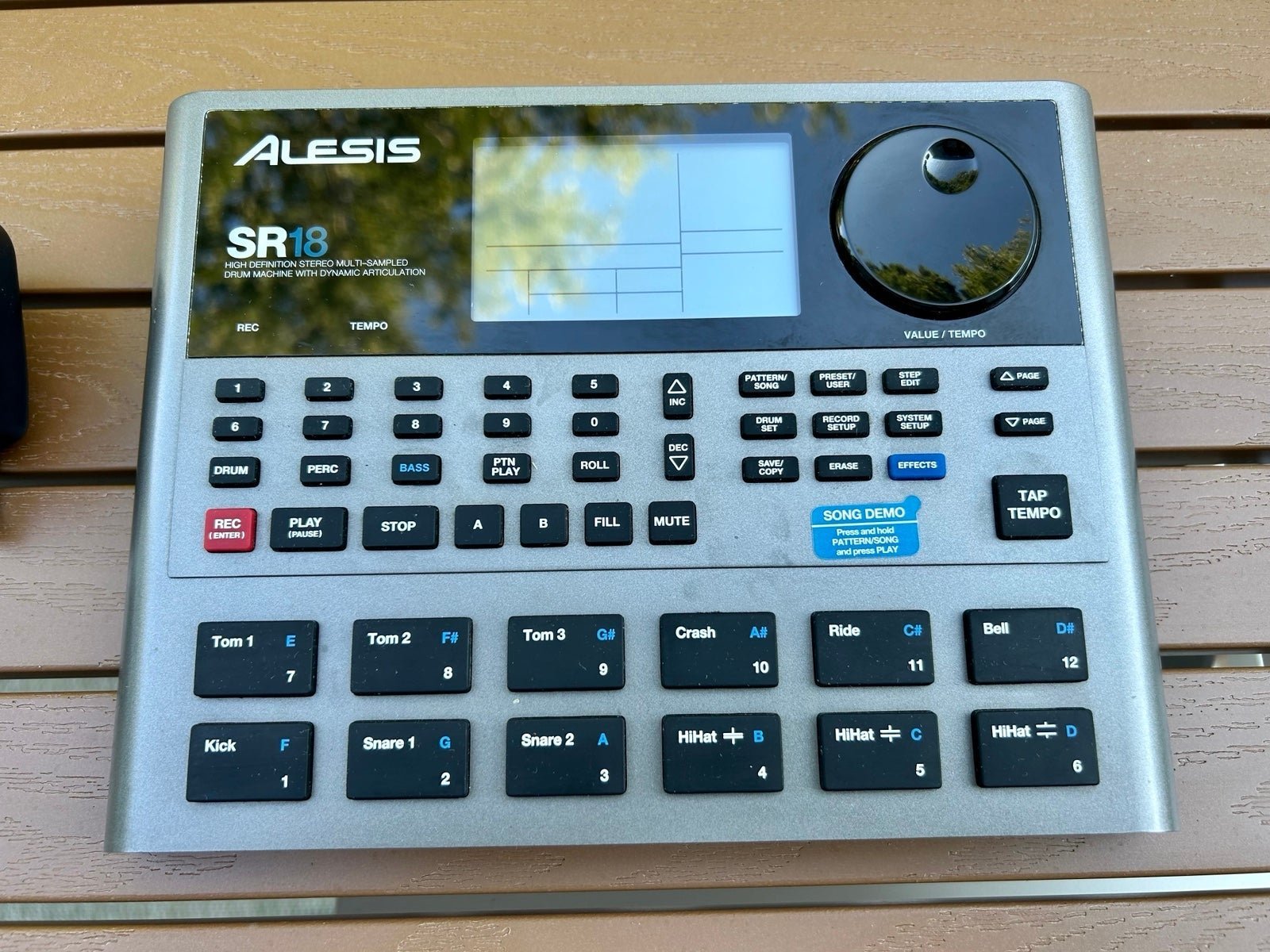 Alesis SR18 Beat machine