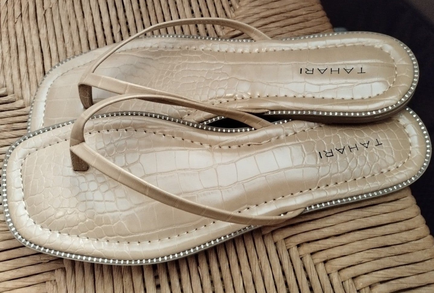 Tahari flip flops 2025
