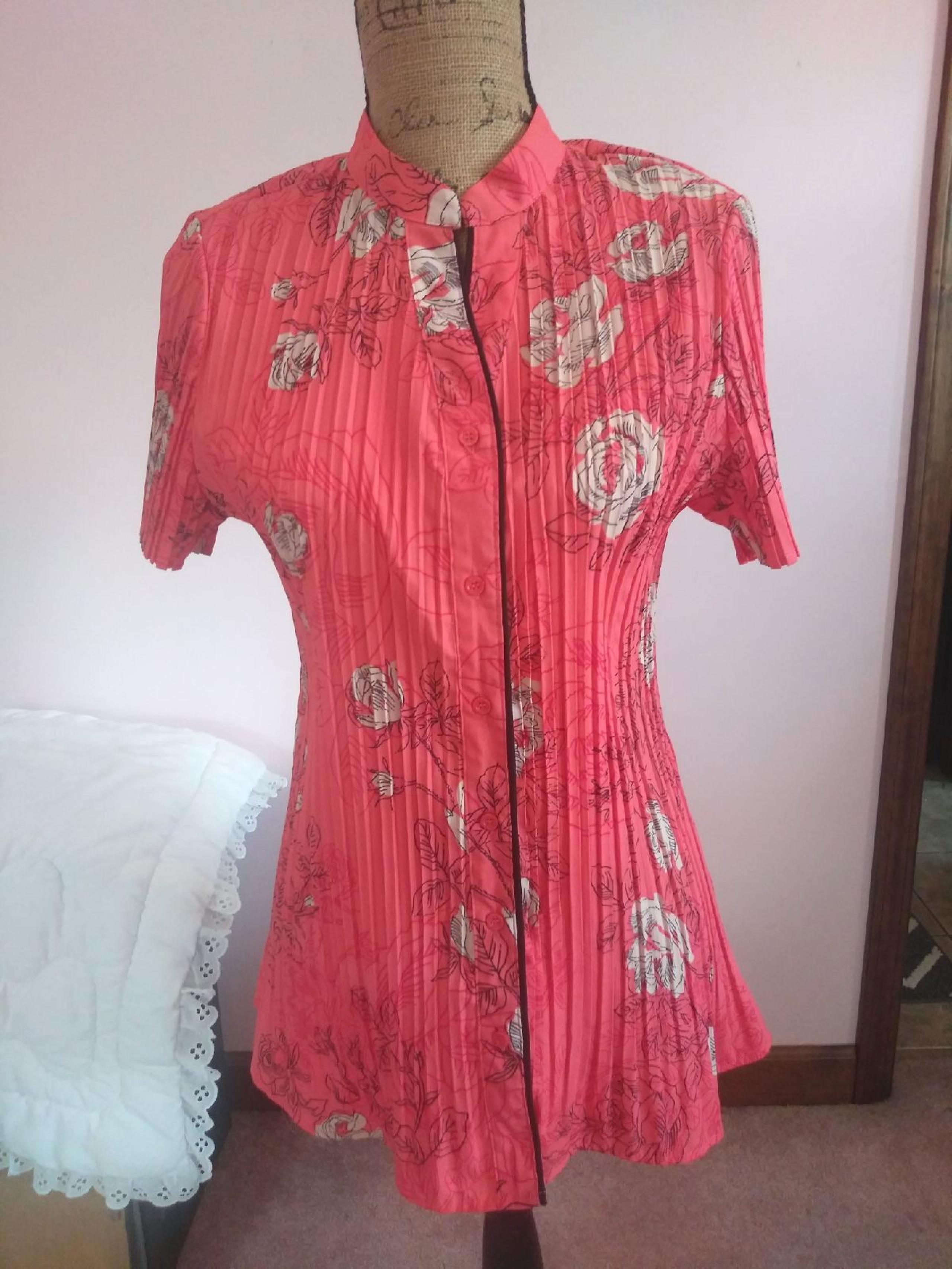 Laura Scott Large pleated tunic button t