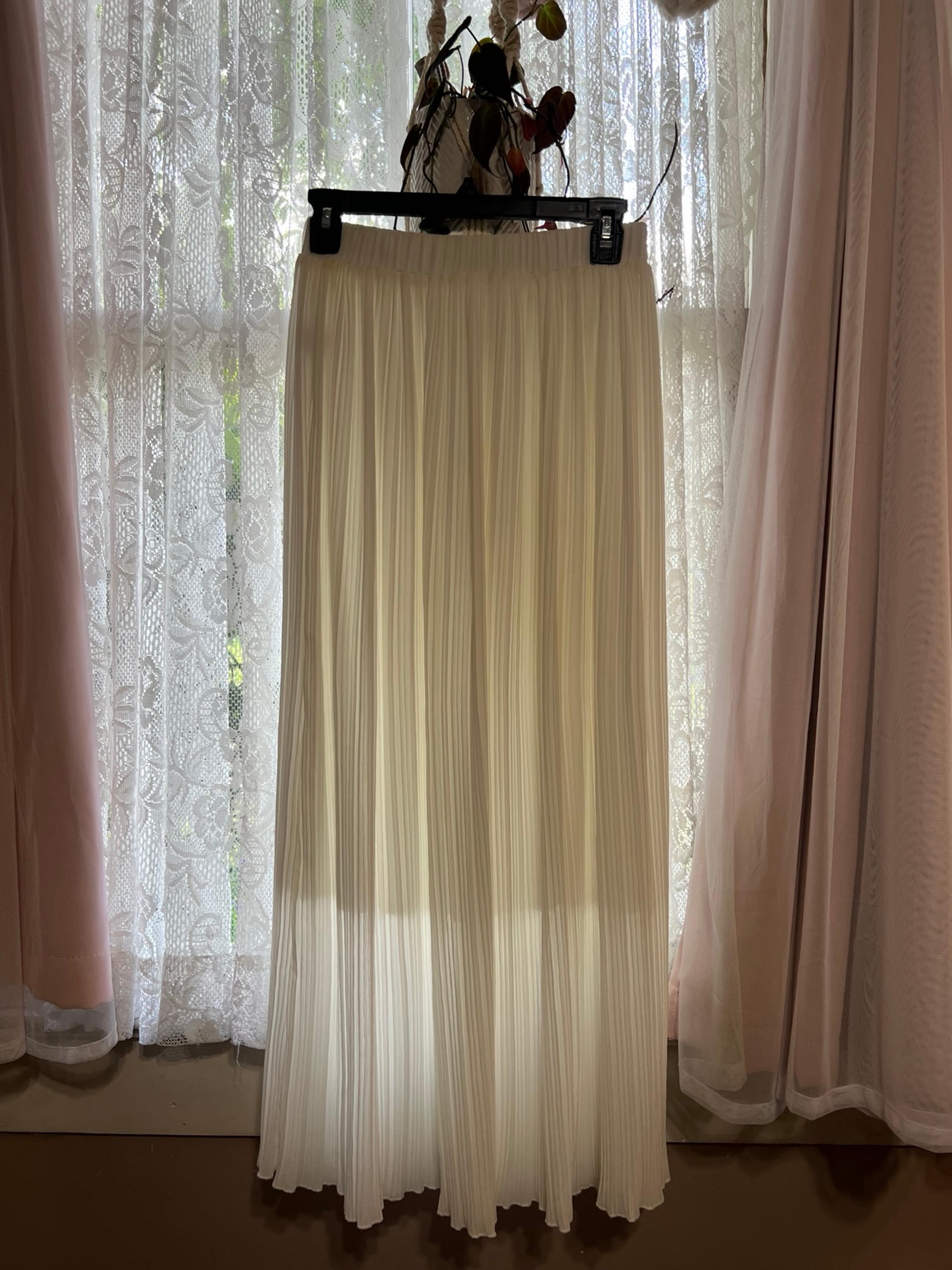 Womens Shein midi/maxi skirt white pleated size s