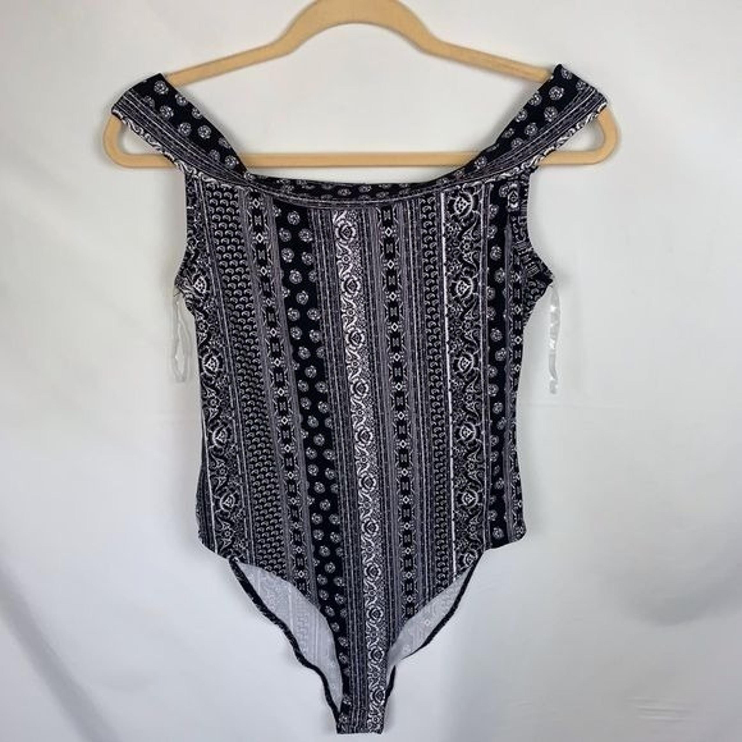 No Comment NY LA bodysuit top blouse Women Size Medium black white pattern NWOT