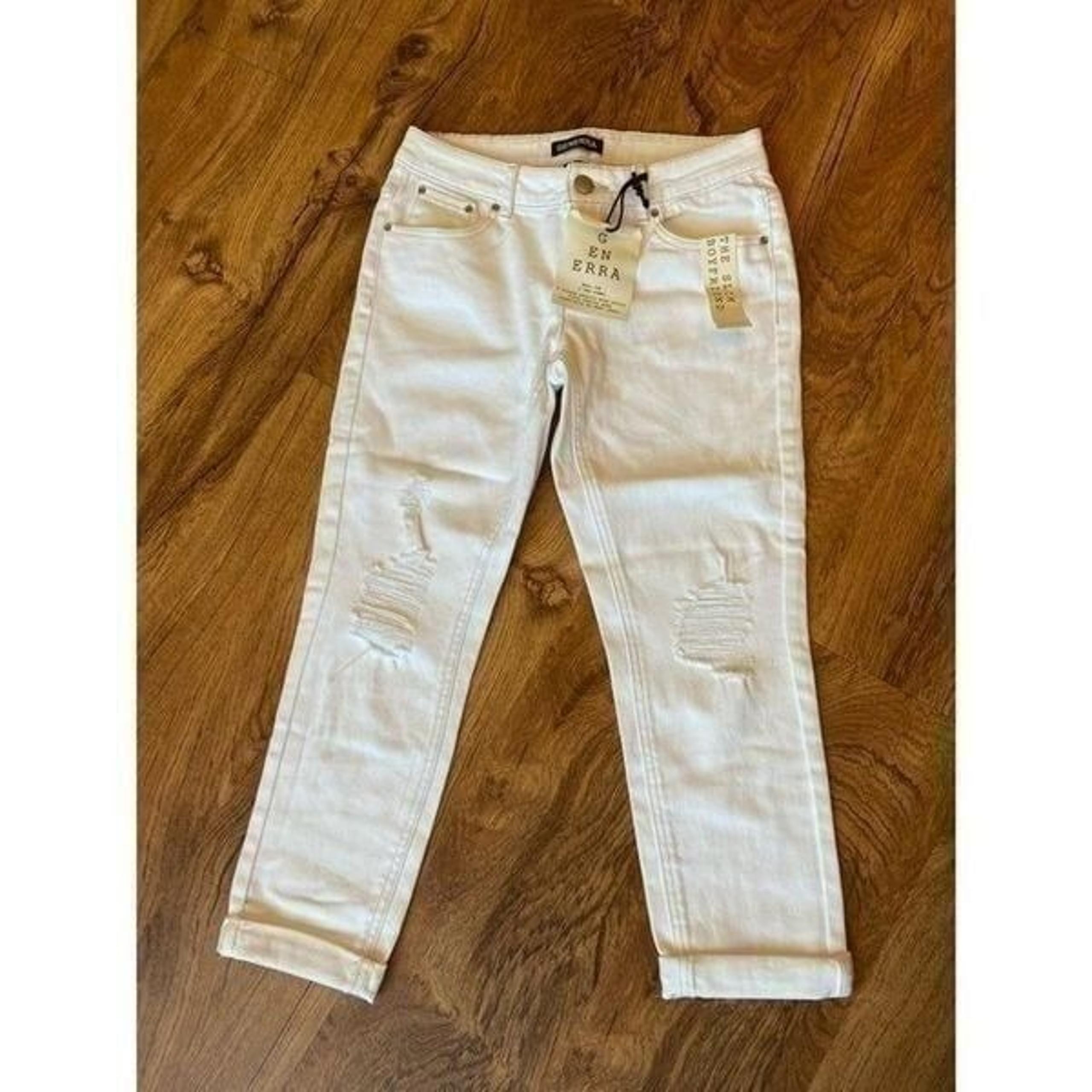 NWT Generra Boyfriend Slim ripped white cropped jeans.
