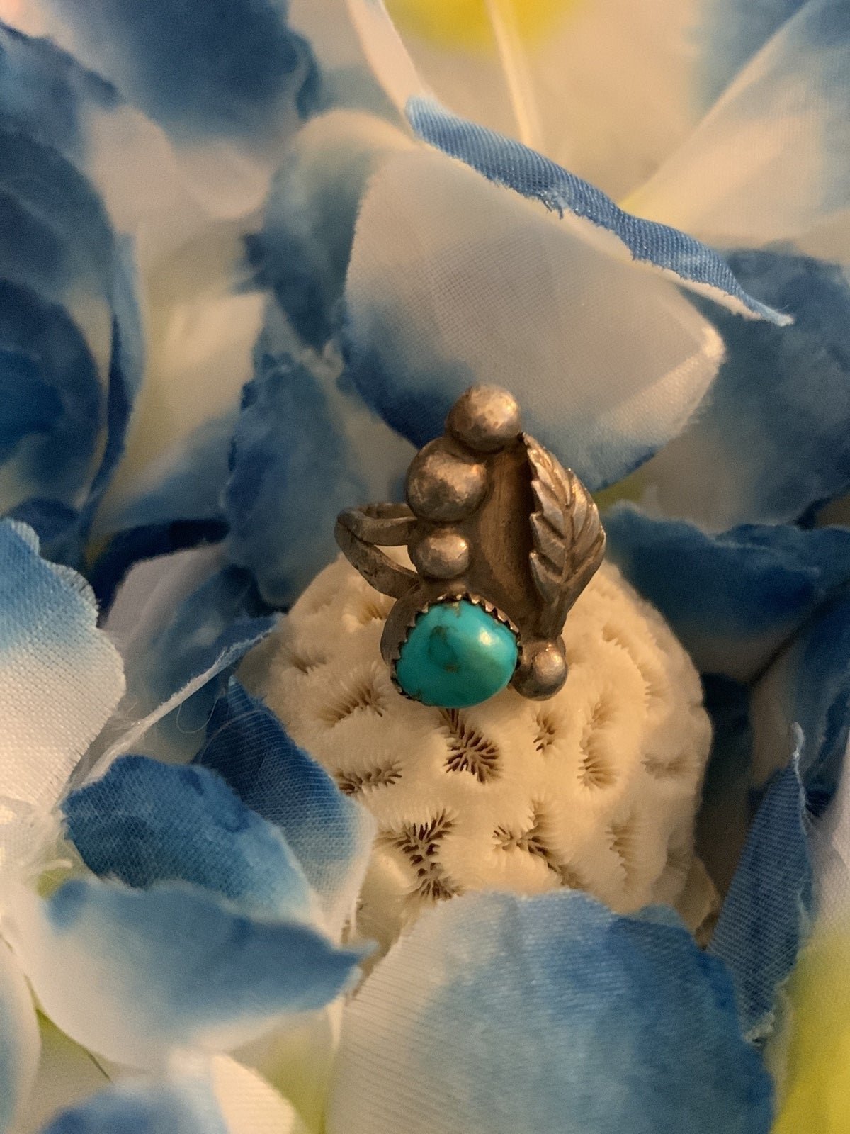NATIVE/VINTAGE Sawtooth Set Turquoise Cabochon & Leaf W/Teardrops Ring