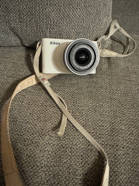 Nikon 1 J1 10.1 MP Mirrorless Digital Camera