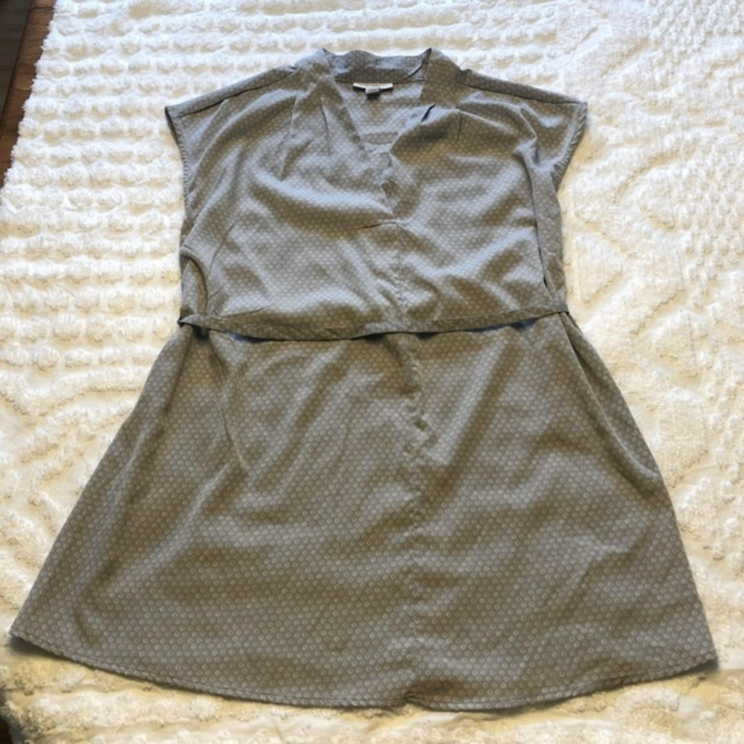 Liz Lange Maternity sleeveless polyester blouse gray & white circles print, Sm