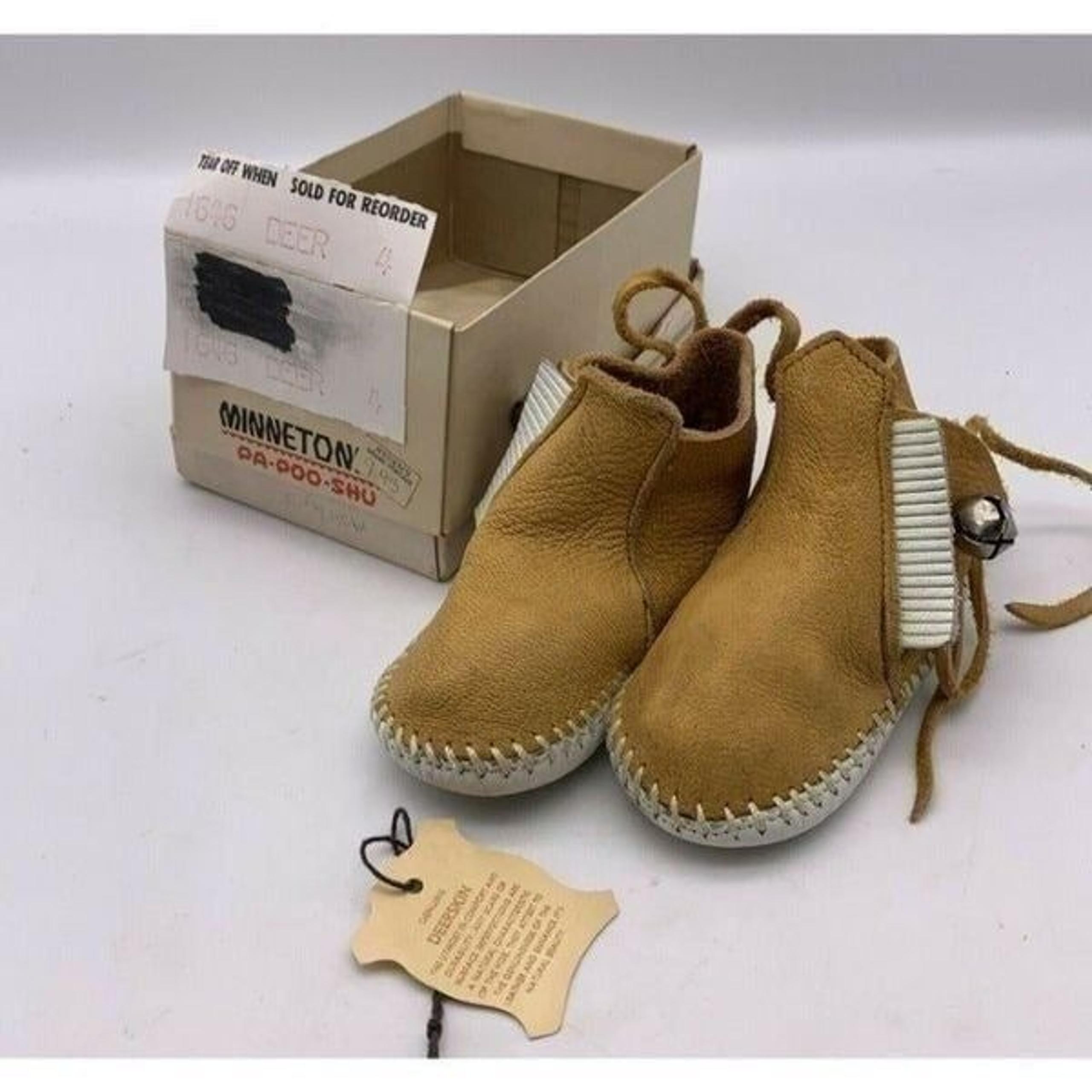 Minnetonka Suede  Moccasins Baby Shoes Size 4 Pa Poo Shu Box Bells
