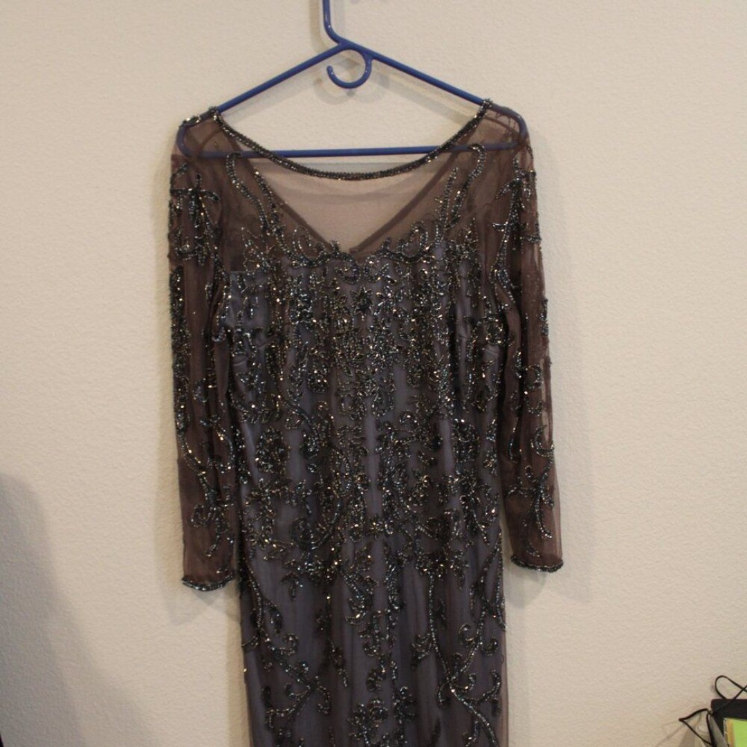 Pisarro Nights size 12 beaded below knee length evening formal dress vneck