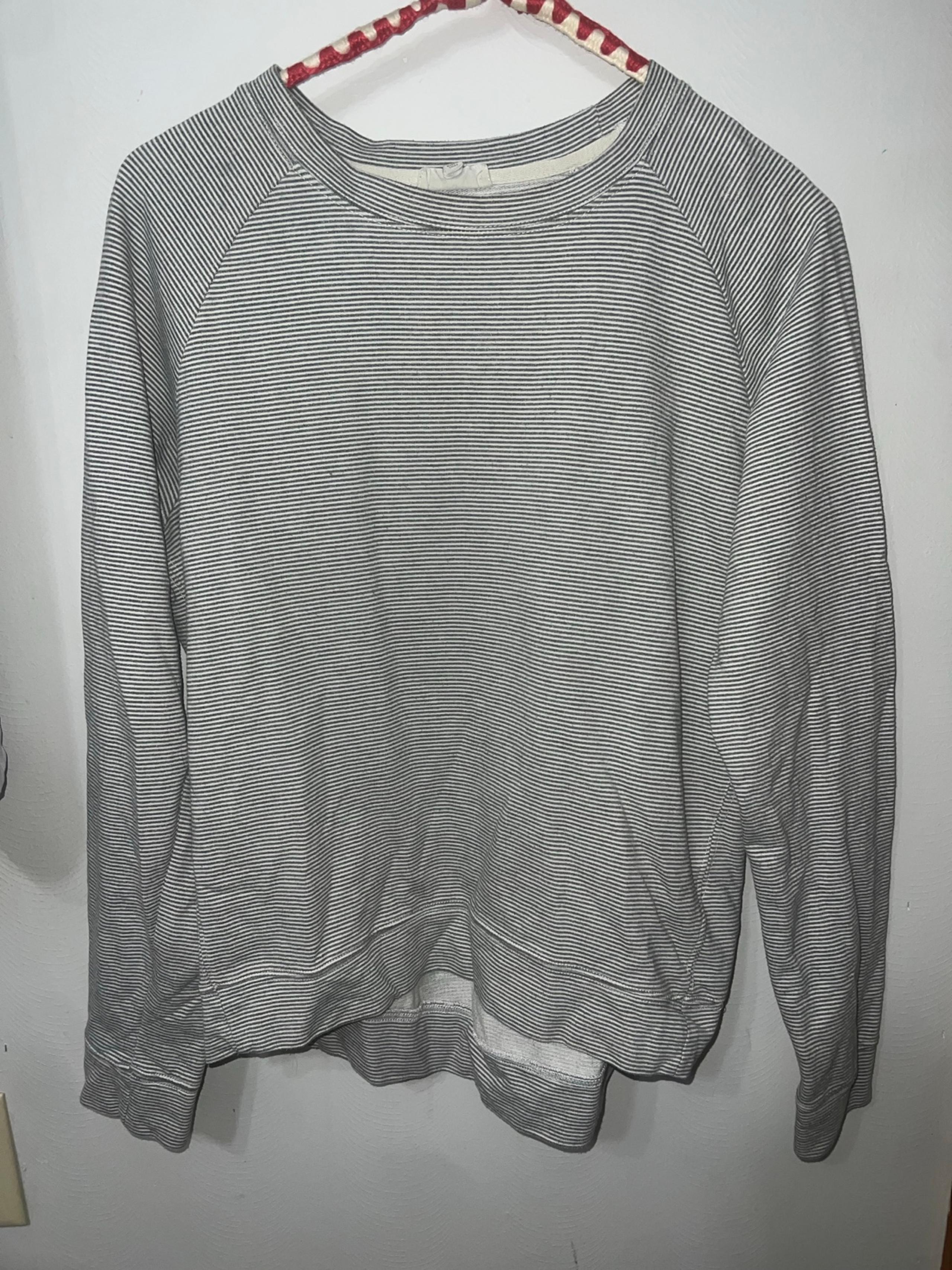 womens crewneck sweatshirt size small thread & supply like new