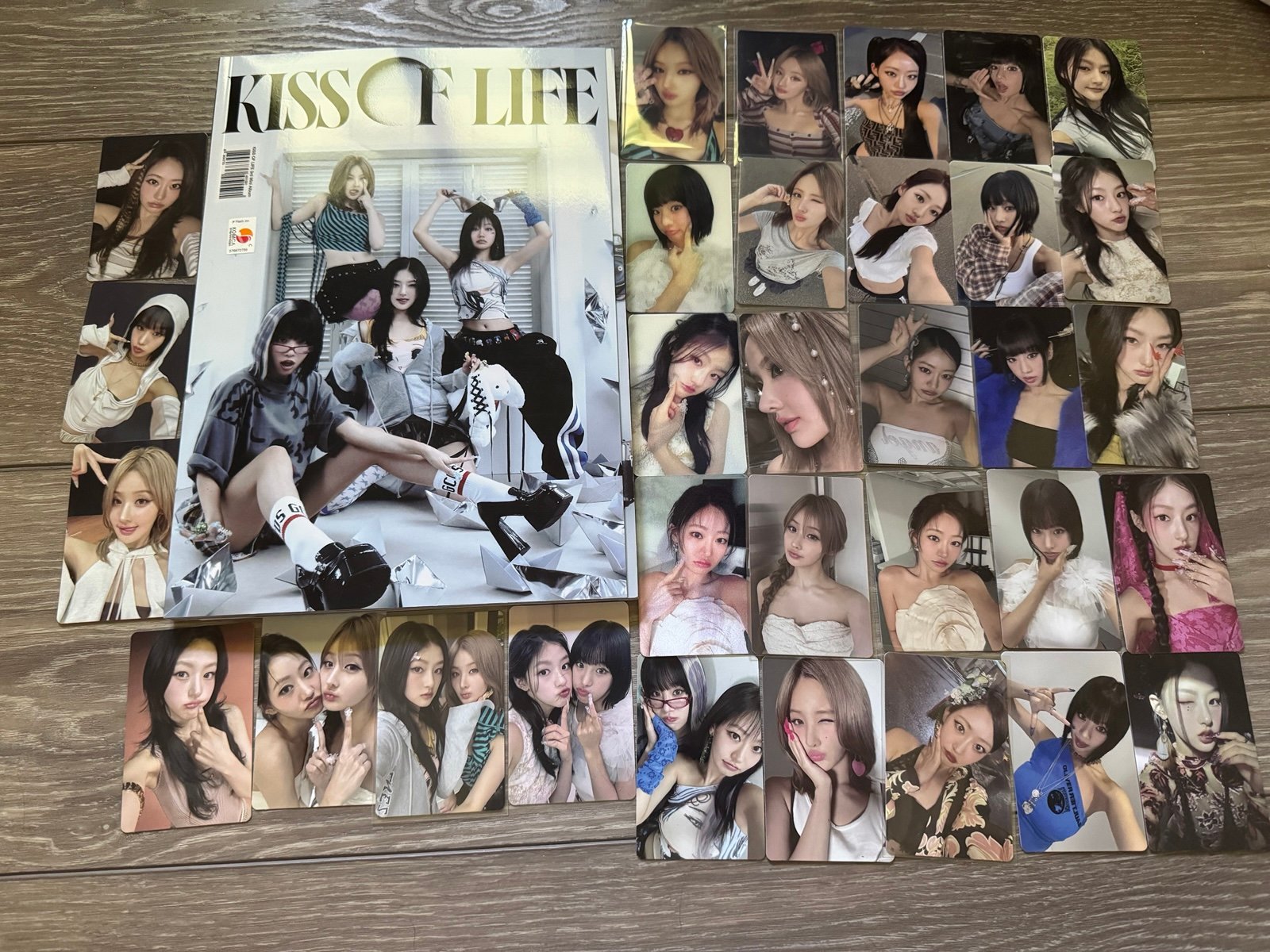 Kiss of life get loud album with full photocard set