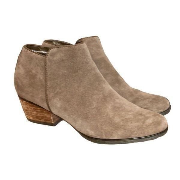 Blondo waterproof suede tan boots size 8.5