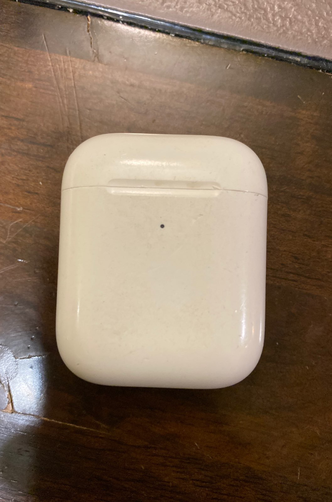 Apple AirPods with Charging Case (1st Ge