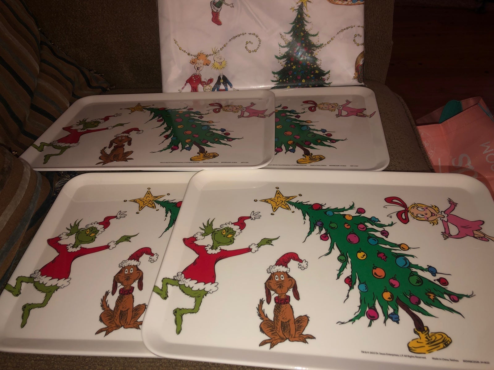 Grinch Grinch bundle Tablecloth and 4 xl melamine plates
