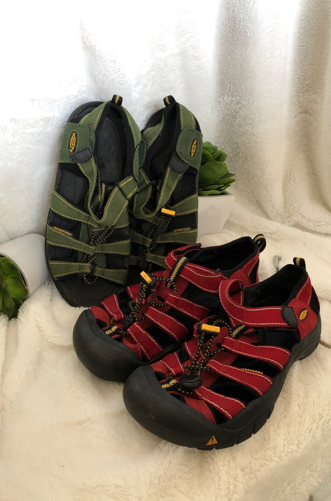 2 Pairs Keens kids size 4 Geen / Red