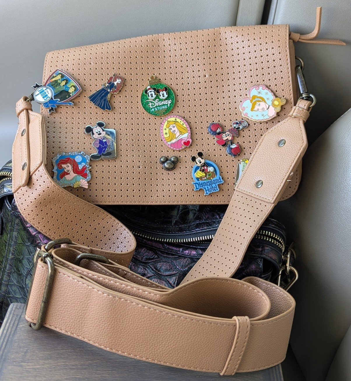 Disneyland Collectors Pin Crossbody Purse EUC