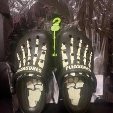CROCS X PLEASURES CLASSIC CLOG Skeleton Size 4 NEW - GLOW IN THE DARK ✅ 2022