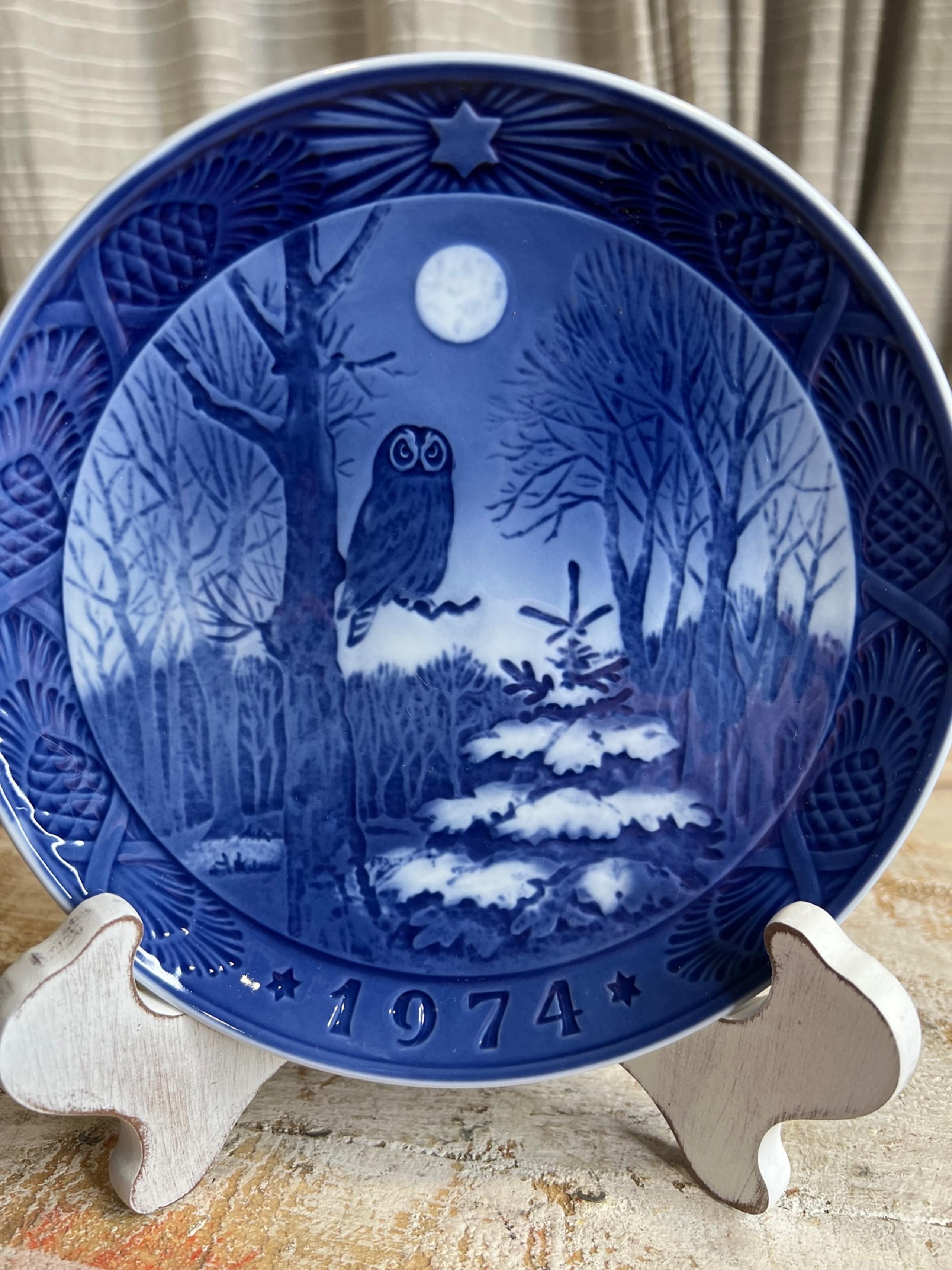 1974 Christmas Plate: Winter Twilight. Porcelain. 7". - Royal Copenhagen